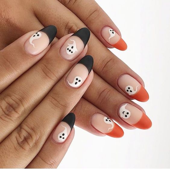 Embouts Français noirs et oranges en finition mate avec nail art fantômes sur ongles ronds moyens