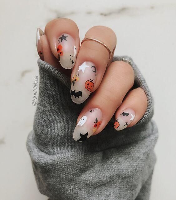 Ongles en acrylique ronds blanc pâle avec des nail arts effrayants d’Halloween