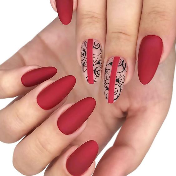 Vernis à ongles rouge sang au fini mat avec un nail art abstrait inspiré d’Halloween sur de longs ongles ronds