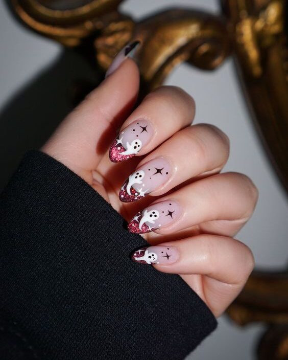 Pointes françaises bordeaux pailletées avec fantômes nail art sur ongles longs en amande