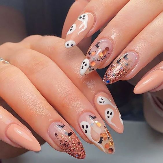 Ongles en acrylique moyens en forme d’amande avec des paillettes et des motifs d’ongles fantômes