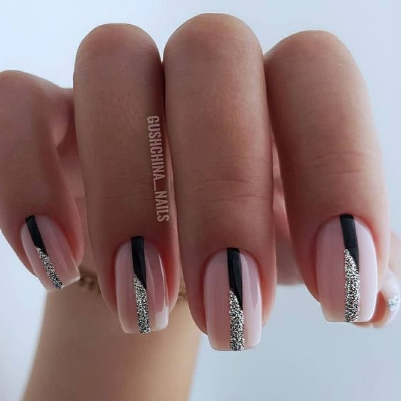 Combinaison de nail art noir et argenté sur des ongles carrés courts