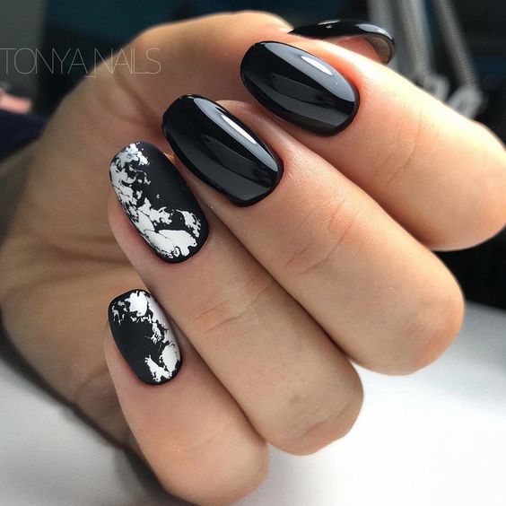 Vernis à ongles noir finition brillante avec feuille d’argent nail art abstrait sur ongles ronds courts