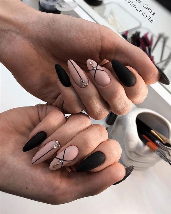 Vernis à ongles nude et noir au fini mat avec nail art élégant et strass sur de longs ongles en amande