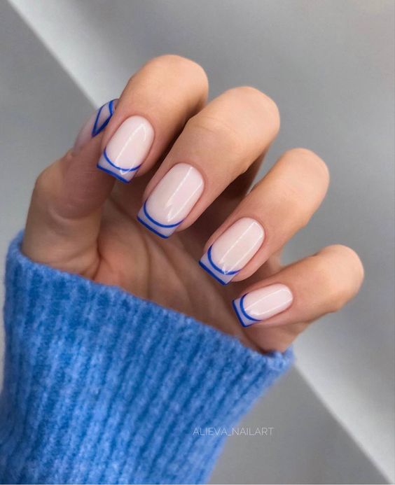 Couleur bleue double ligne fine pointes françaises nail art sur ongles courts carrés