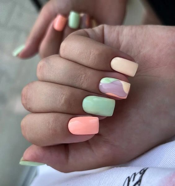 Vernis à ongles de couleur pastel sur ongles carrés courts et effilés