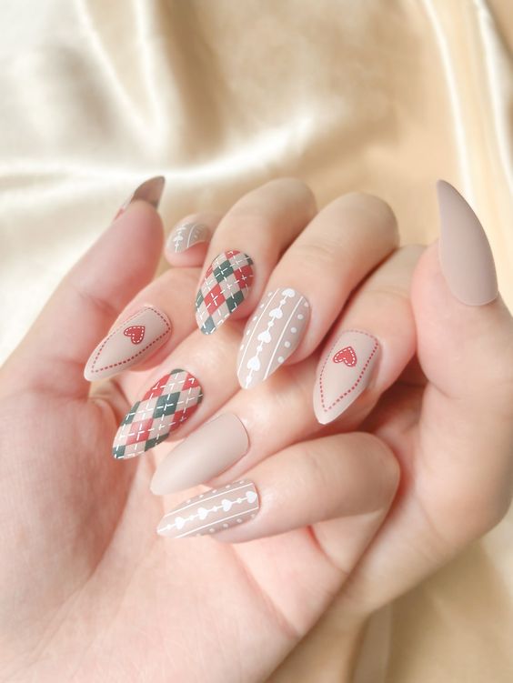 Ongles beiges avec Nail Art mignon