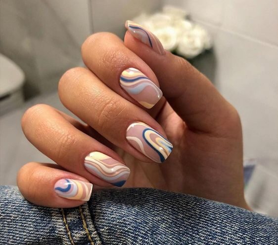 Tourbillons multicolores sur ongles carrés effilés moyens