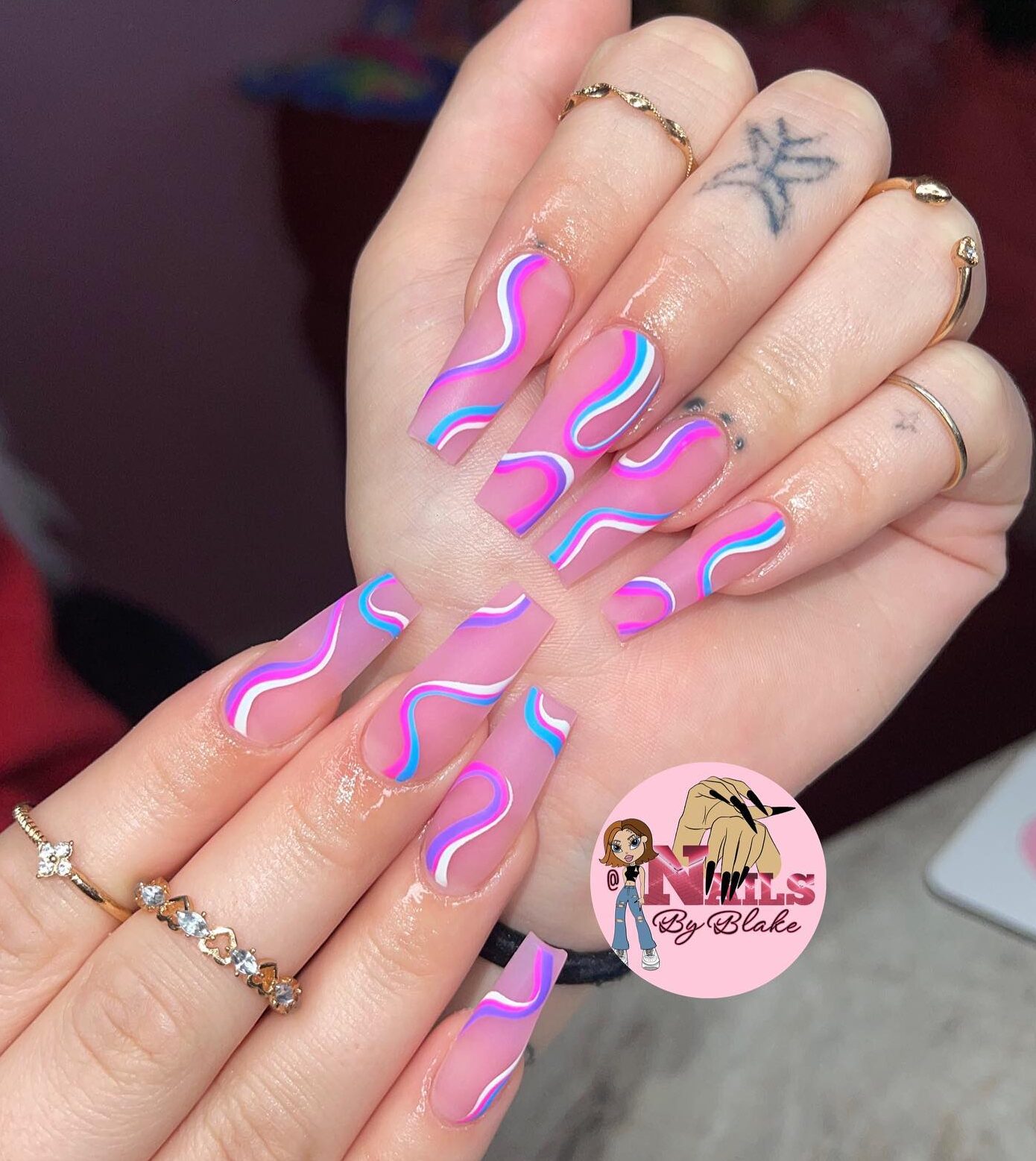 Ongles carrés effilés en acrylique rose clair avec motifs tourbillonnants multicolores