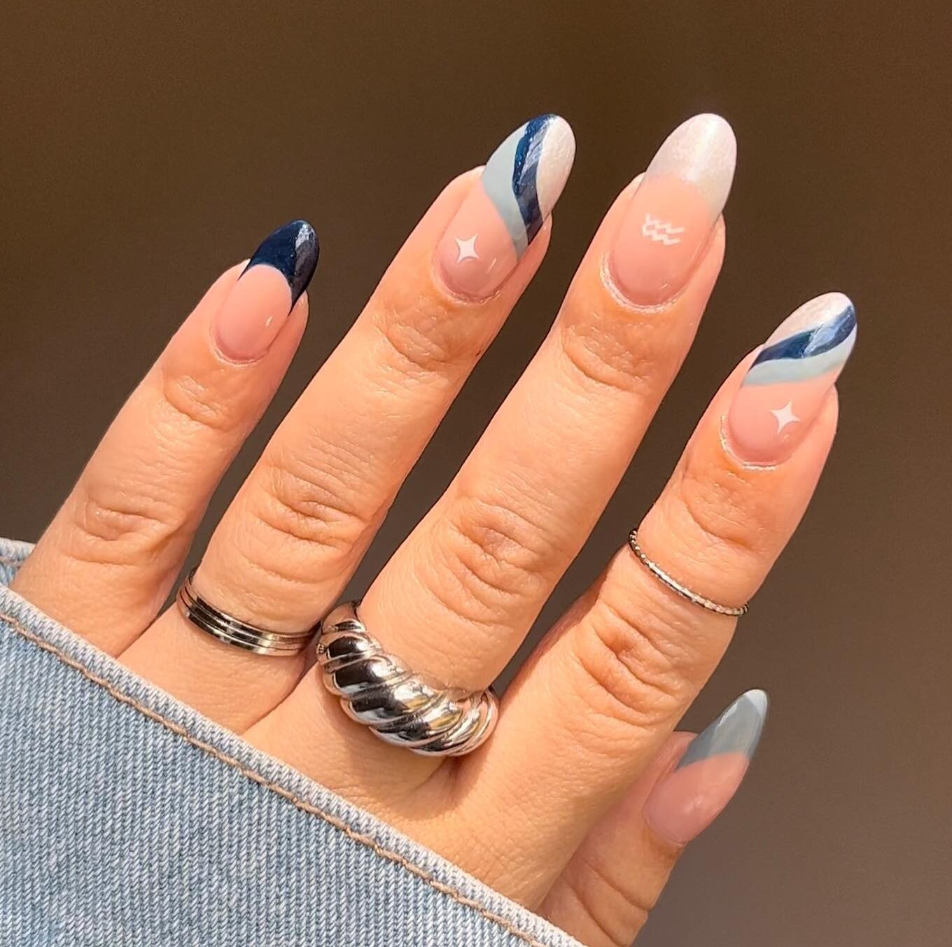 Tourbillons bleu foncé, bleu électrique et argenté et pointes françaises avec nail art signe Verseau sur ongles longs ronds