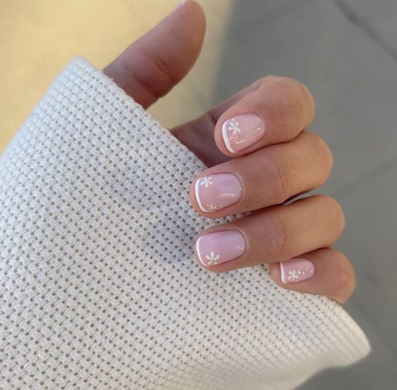 Nail art blanc fin et français sur ongles carrés courts et effilés