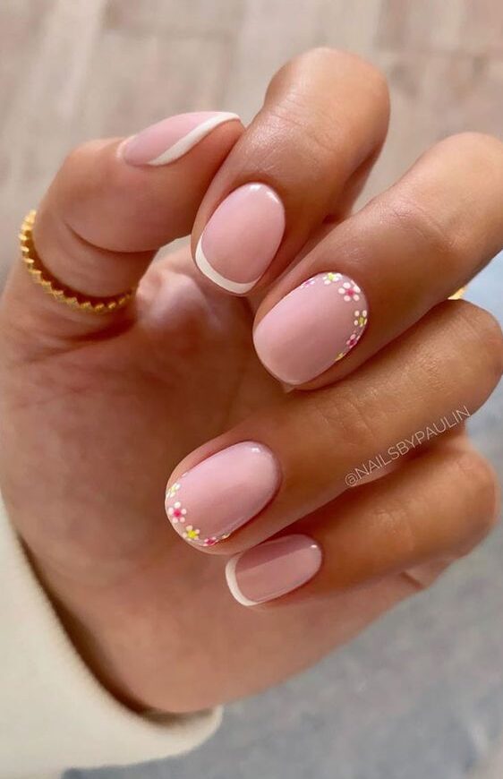 Nail art blanc fin et français et petite fleur sur ongles carrés courts et effilés