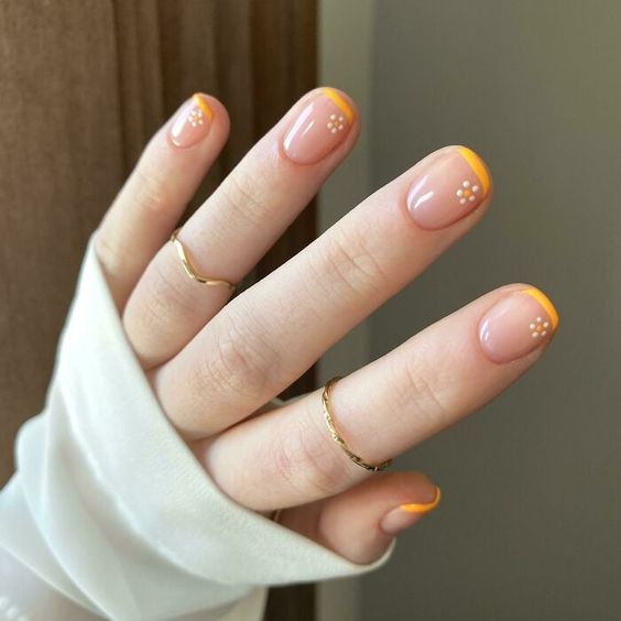 Nail art Français fin jaune et mini fleur blanche sur ongles carrés courts et effilés