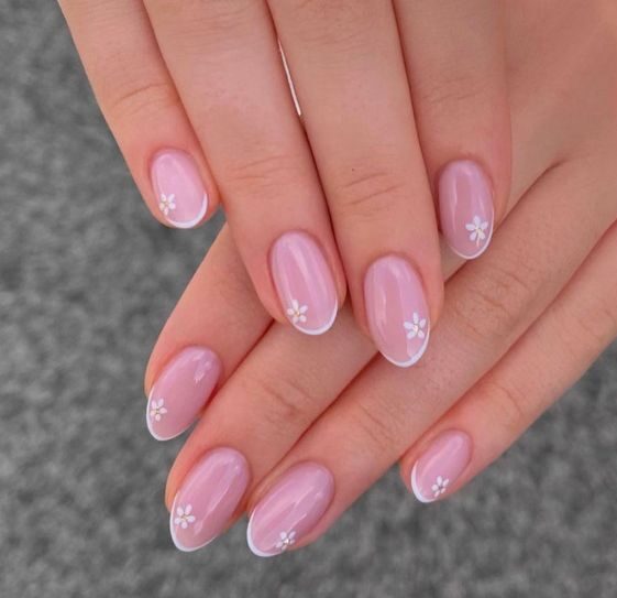 Nail art Français fin fin blanc et petite fleur blanche sur ongles ronds courts