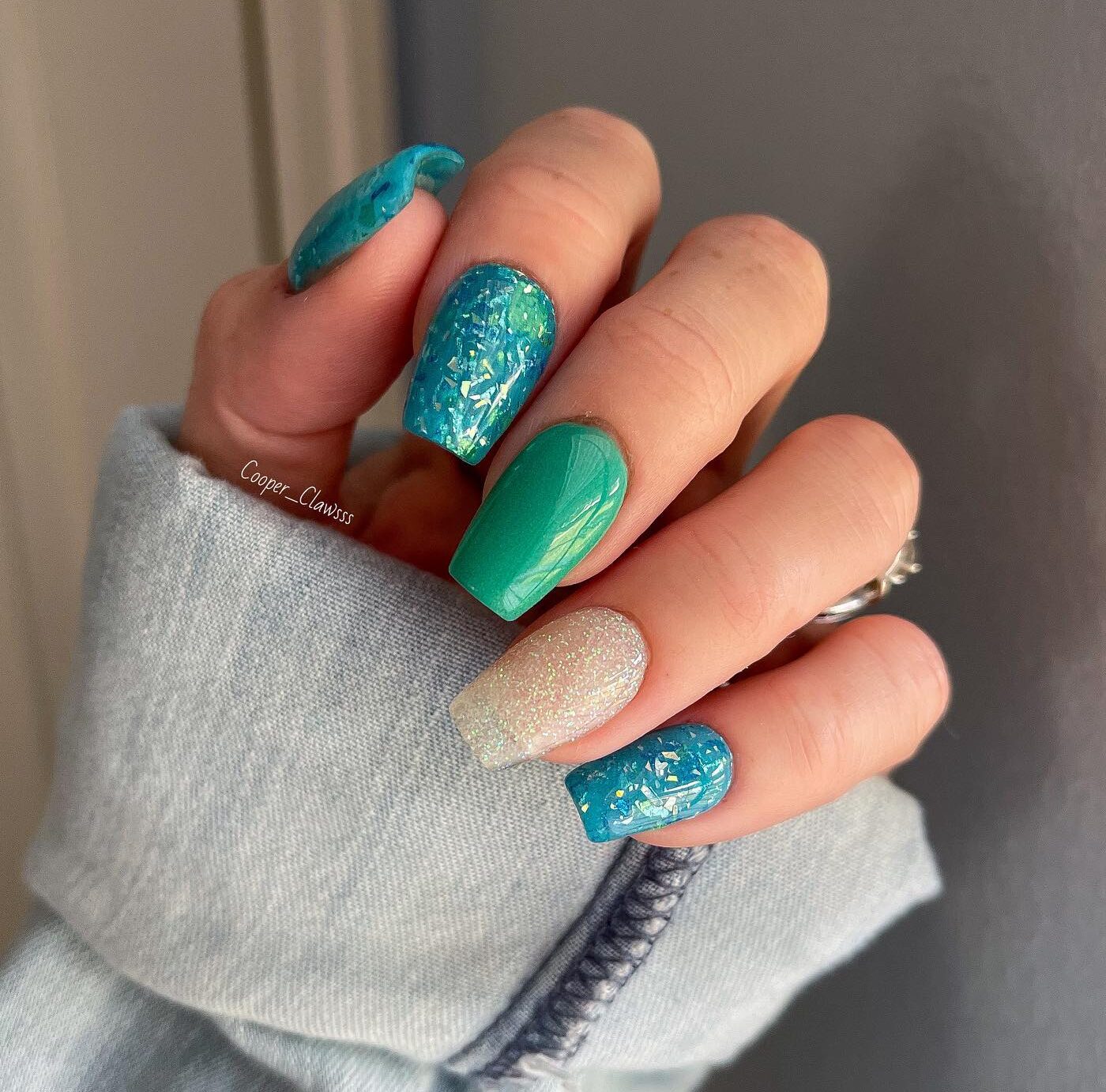 Vernis à ongles turquoise avec paillettes scintillantes sur ongles carrés effilés moyens