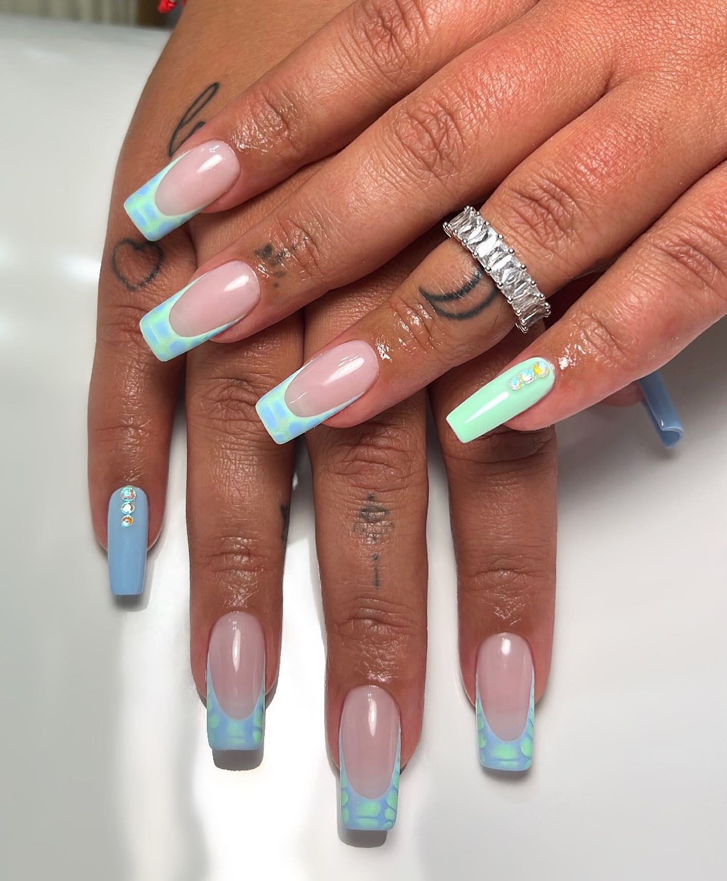 Combinaison de nuances turquoise et bleu électrique : astuces françaises nail art sur ongles longs et effilés carrés