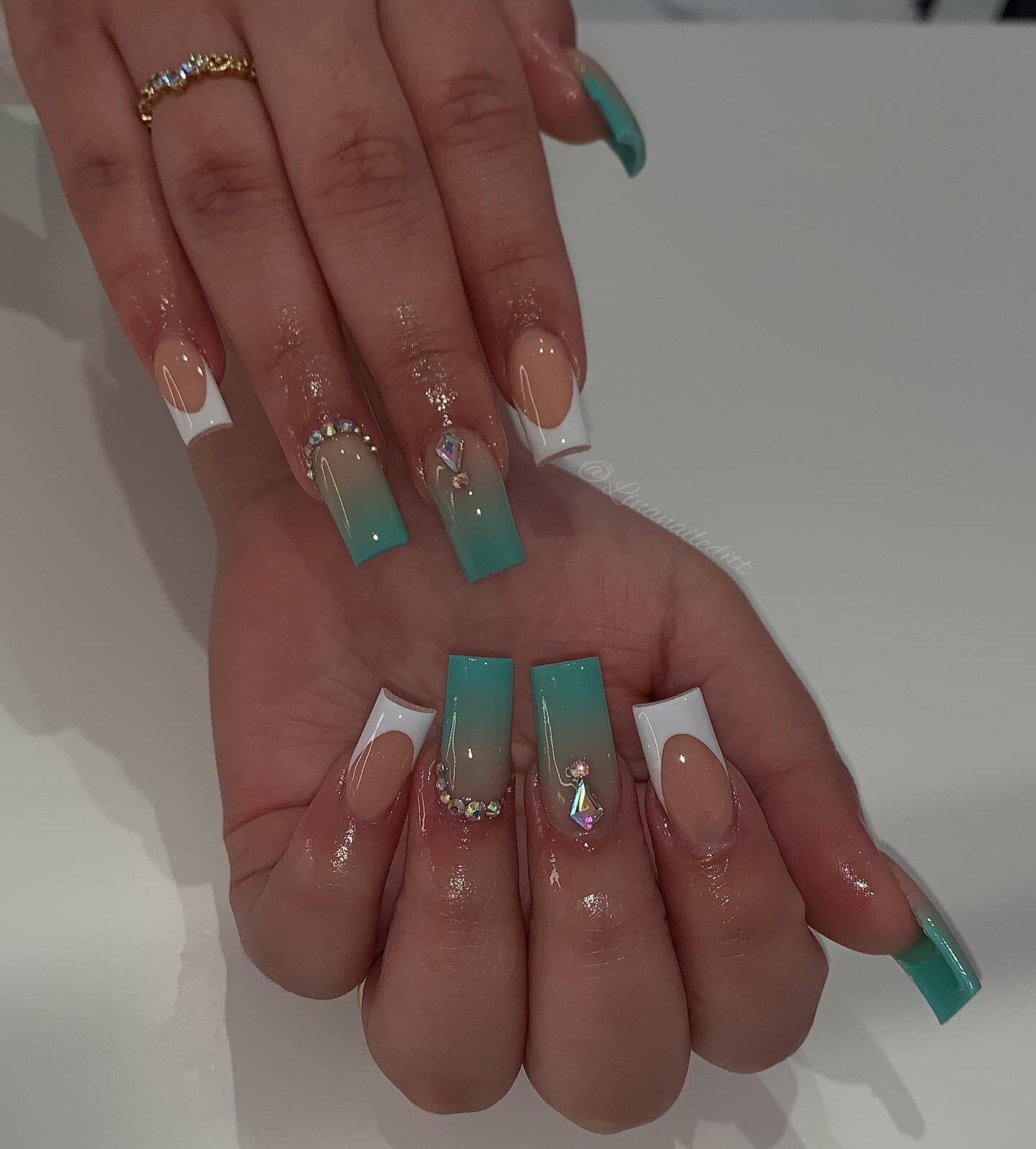 Finition brillante turquoise ombre et blanc pointes françaises nail art avec strass sur ongles longs carrés