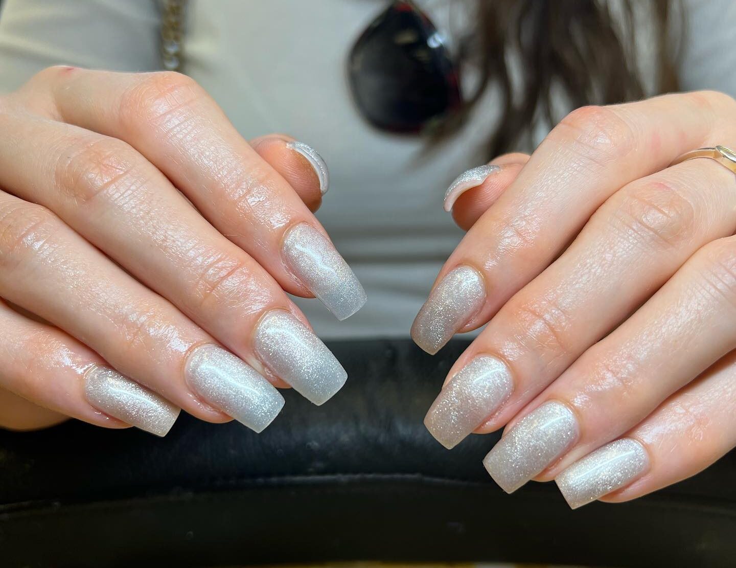 Vernis à ongles blanc nacré scintillant sur ongles carrés moyens