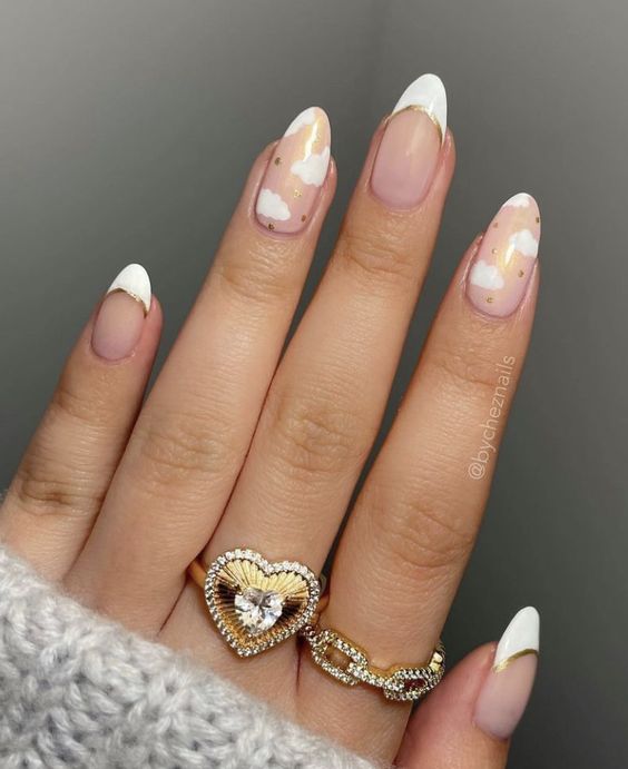 Pointes françaises blanches et nail arts nuages sur ongles longs et ronds