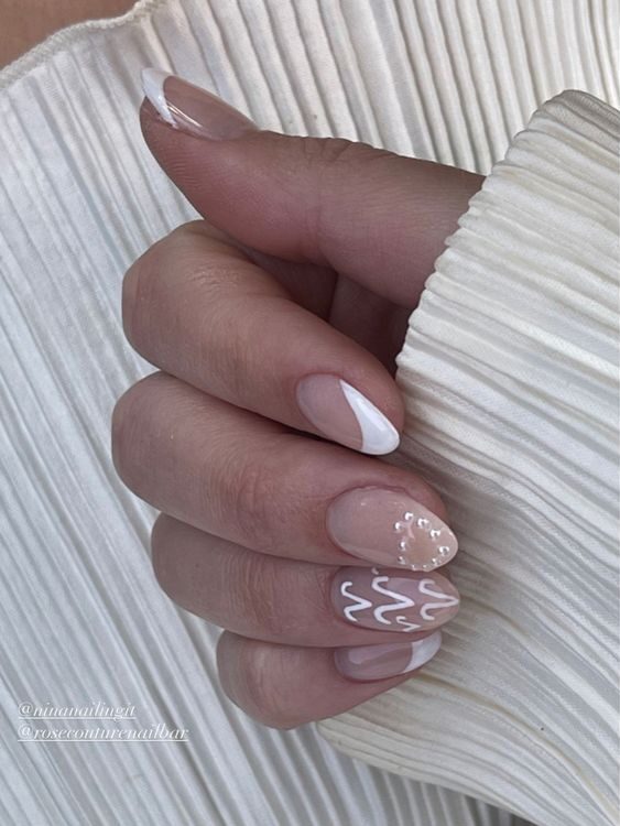 Ongles en acrylique transparent en forme d’amande avec pointes françaises blanches et nail art signe Ares