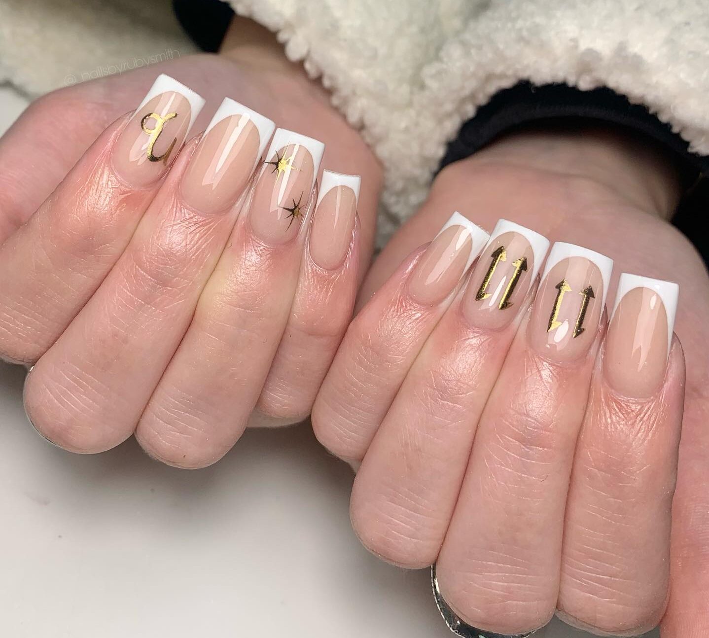 Nail art logo Français blanc et symbole Capricorne sur ongles carrés moyens