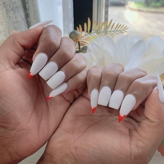 Conception d’ongles de dents de vampire de couleur blanche avec des pointes françaises rouges ressemblant à du sang