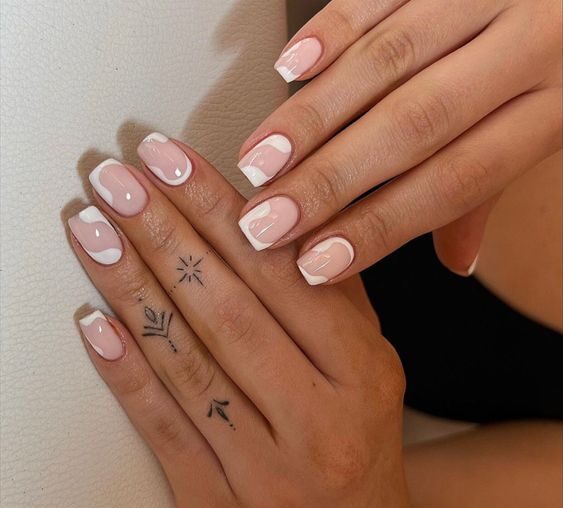 Couleur d’ongle blanc pâle avec nail art abstrait blanc sur ongles carrés courts et effilés