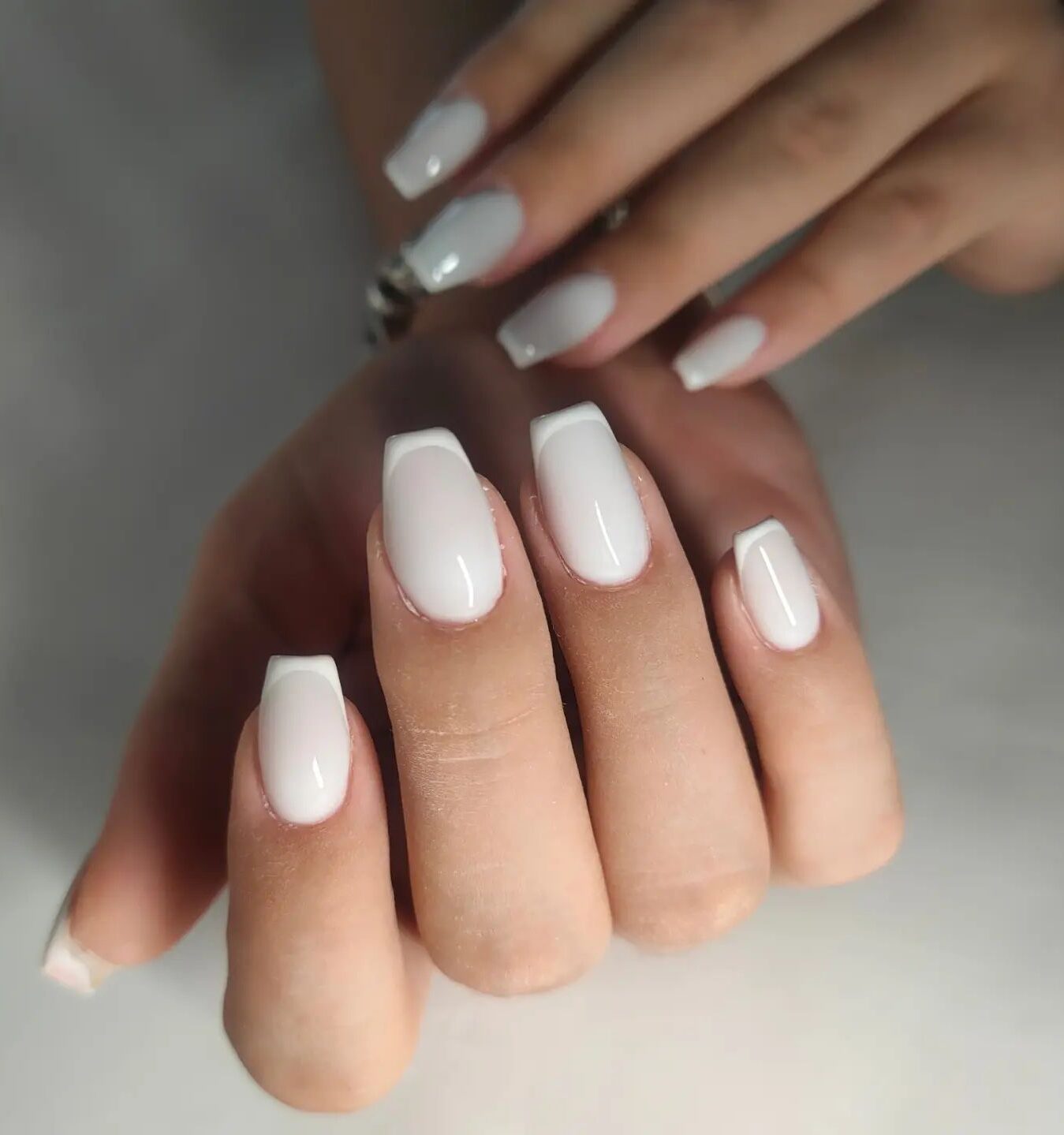 Couleur d’ongle blanc pâle avec pointes françaises blanches sur ongles carrés effilés moyens