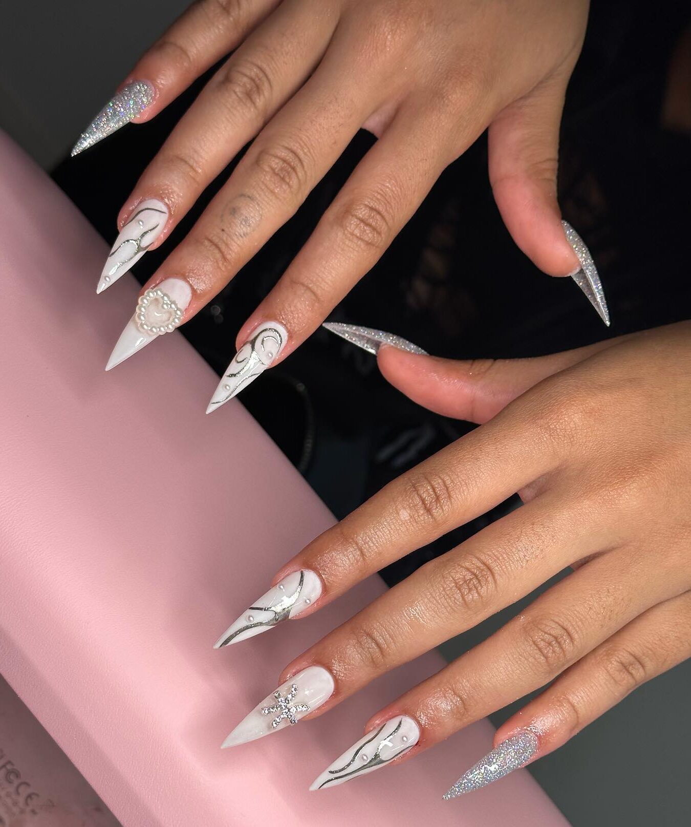 Vernis à ongles blanc avec argent métallique abstrait et signes Poissons nail arts sur de longs ongles pointus à talons aiguilles