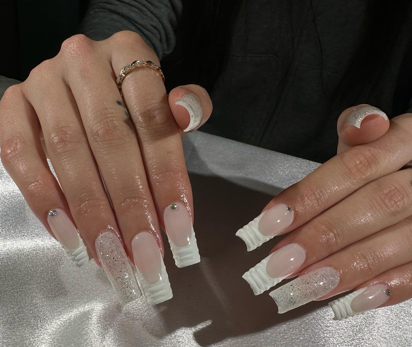 Ongles en acrylique de forme carrée blanc pâle avec paillettes et imprimé crocodile blanc pointes françaises