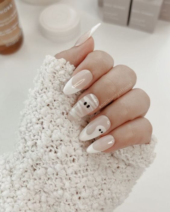 Nail art Français blanc et fantômes sur ongles longs en amande