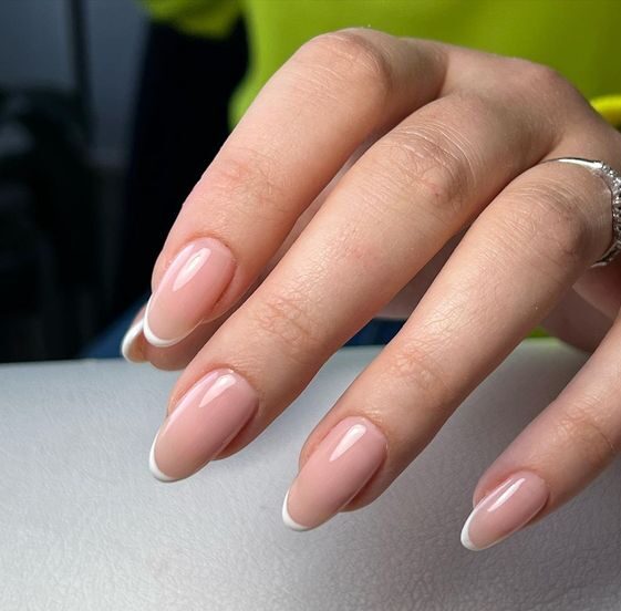 Pointes françaises blanches fines sur ongles ronds moyens