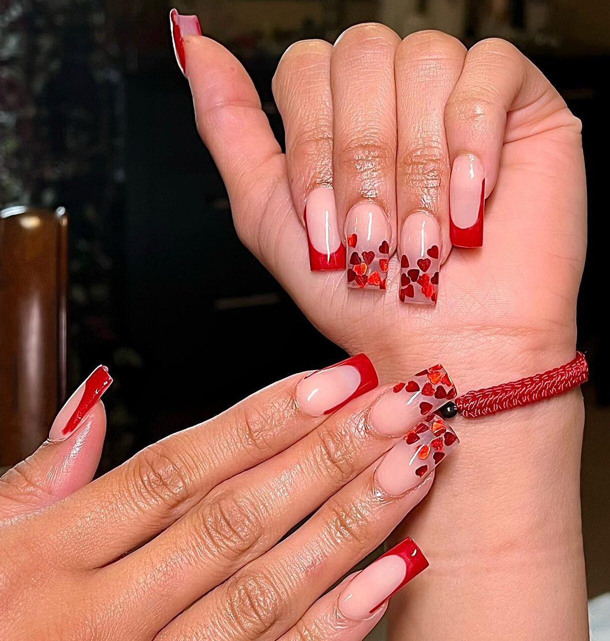 Nail art Français pointes rouge foncé et cœurs rouges sur ongles carrés moyens