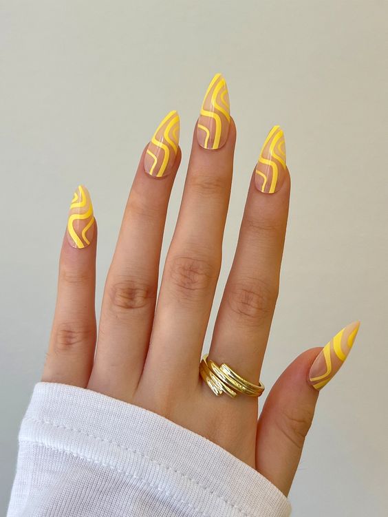 Nail art abstrait jaune sur ongles en amande