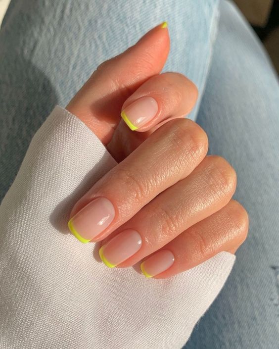 Couleur jaune, pointes françaises fines sur ongles courts et carrés