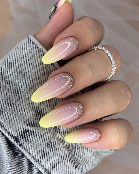 Conception d’ongles ombré jaune pâle brillant avec des paillettes sur de longs ongles ronds