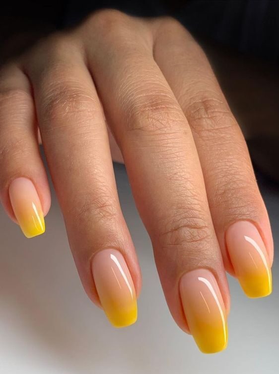 Conception d’ongles ombrés jaune ensoleillé sur des ongles carrés effilés moyens