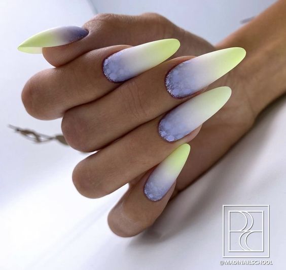 Nail art ombré mat bleu et jaune sur ongles longs en amande