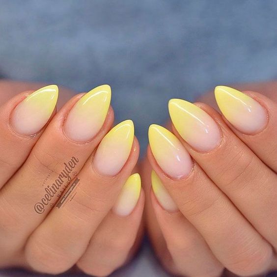 Conception d’ongles ombrés jaune pâle sur les ongles amandes moyens