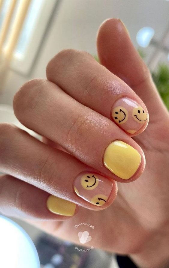 Couleur d’ongle jaune et smiley jaunes nail art sur ongles courts