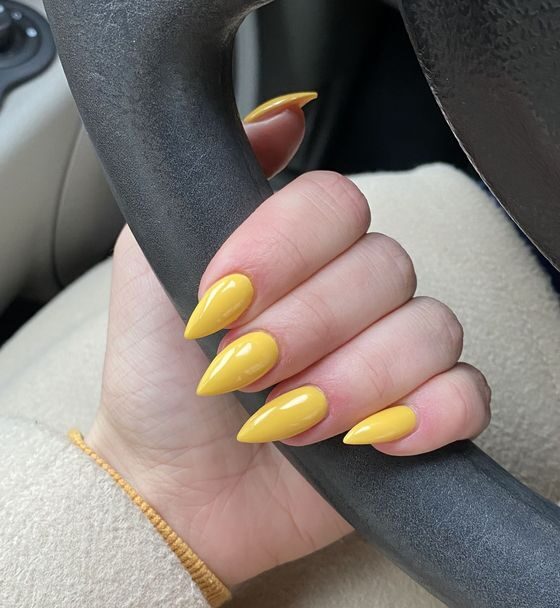 Vernis à ongles jaune uni et simple sur ongles longs stiletto