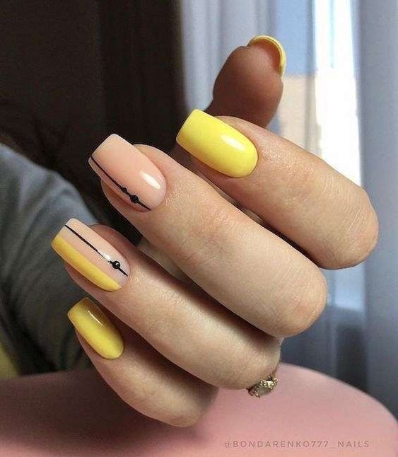 Vernis à ongles jaune et lignes noires nail art sur ongles carrés moyens