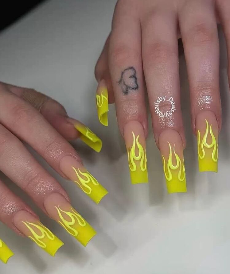 Nail arts flamme jaune vif sur de longs ongles en acrylique de forme carrée