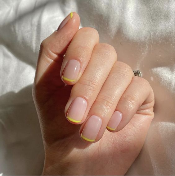 Pointe fine à la française de couleur jaune sur ongles carrés courts et effilés