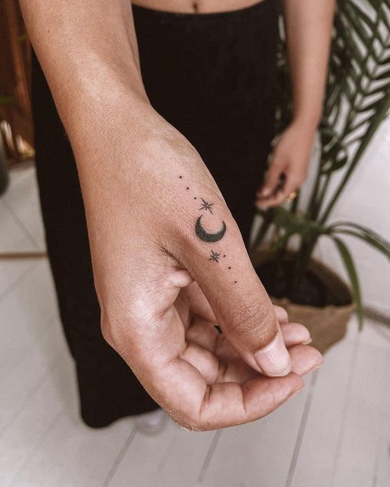 Dessins de tatouage de croissant de lune et de doigt étoilé 5