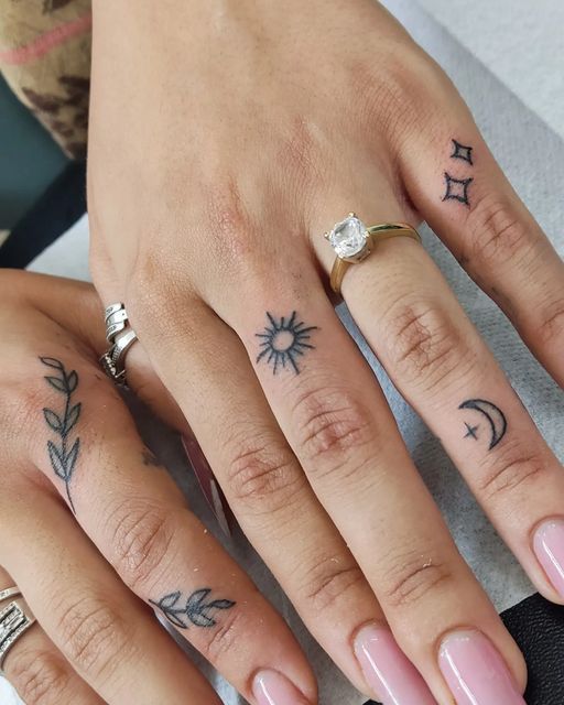 Dessins de tatouage de croissant de lune et de doigt étoilé 8